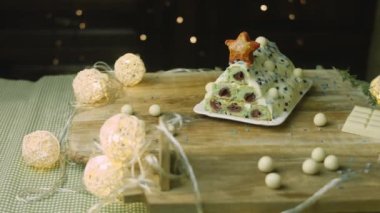 Yeşil hamurlu kek, ekşi kiraz ve ekşi krema. Ayrıca yemek süsü ve kırmızı yıldız pastası da var.