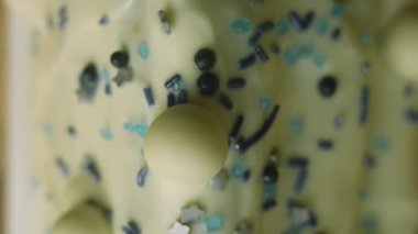 Yeşil hamurlu kek, ekşi kiraz ve ekşi krema. Ayrıca yemek süsü ve kırmızı yıldız pastası da var.