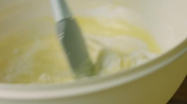 Pasta için malzemeleri karıştır.