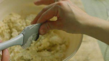 Pasta için malzemeleri karıştır.