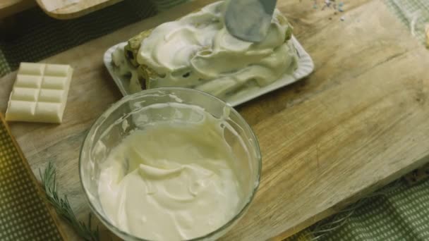 Engrasar el chorizo con crema agria y masa verde — Vídeo de stock