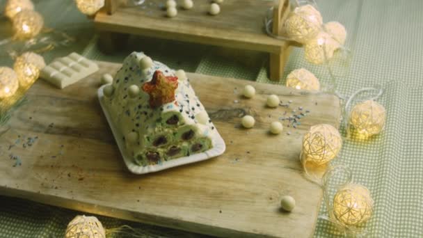 Bolo com massa verde, cerejas azedas e creme azedo. Ele também tem ornamento de comida e o bolo de estrela vermelha — Vídeo de Stock