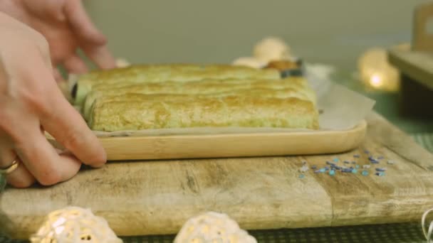 Yeşil ve kırmızı hamurlu vişneli kek — Stok video