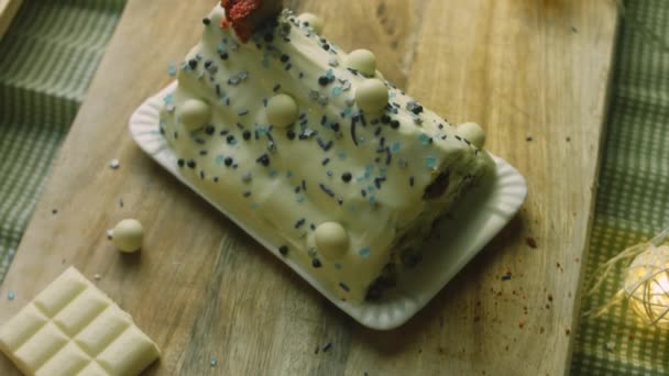 Torta con pasta verde, amarene e panna acida. Ha anche ornamento alimentare e la torta di stella rossa — Video Stock