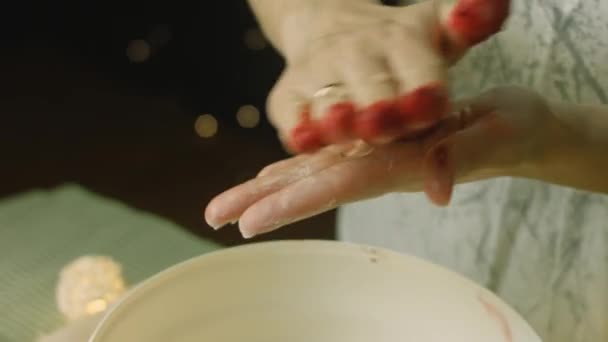 Vörös ételszínezéket adok a tésztához. — Stock videók
