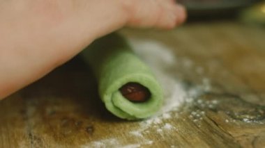 Korunmuş kirazları yeşil hamurun üzerine koydum.