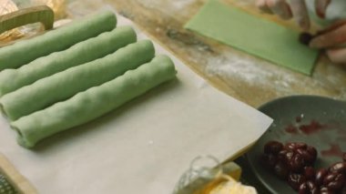 Korunmuş kirazları yeşil hamurun üzerine koydum.