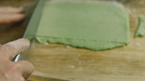 Den grünen Teig mit einem Messer schneiden. Sie haben eine rechteckige Form — Stockvideo