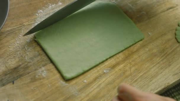 Corta la masa verde con un cuchillo. Tienen forma rectangular. — Vídeos de Stock