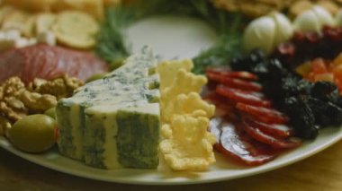 Salamlı, peynirli, sade şarküteri. Kurutulmuş meyve, fındık ve bal var. Mum yakarak tatil düzenlemesi