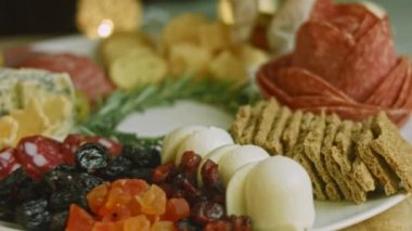 Şarküteri tabağına farklı tropik kurutulmuş meyve ekliyorum.