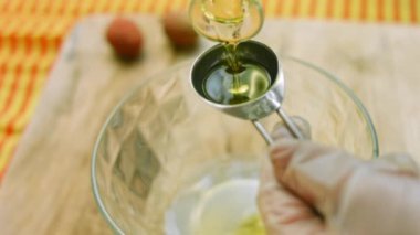 Temiz bir kaseye bir çorba kaşığı zeytinyağı dök. Makro çekim