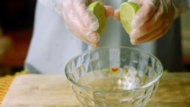 Scolare il succo di lime in una ciotola trasparente — Video Stock