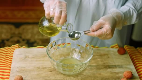 Gießen Sie einen Esslöffel Olivenöl in eine klare Schüssel — Stockvideo