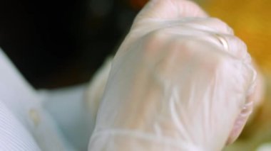 Sos malzemelerine karabiber ekliyorum. Makro çekim