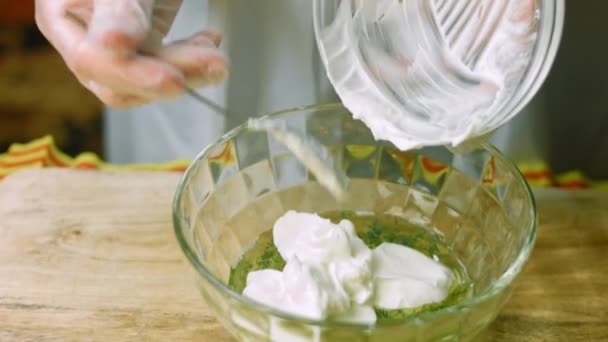 Añado yogur a los ingredientes de la salsa — Vídeo de stock