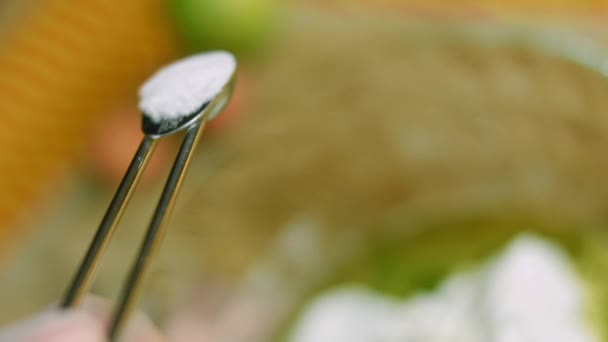 Добавить столовую ложку соли в ингредиенты йогуртового соуса — стоковое видео
