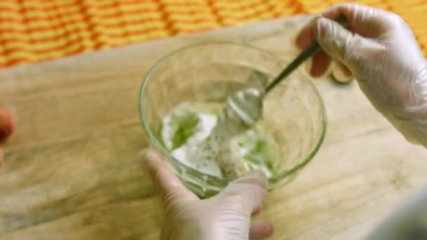 Mezcle los ingredientes de la salsa de yogur con una cucharadita — Vídeos de Stock