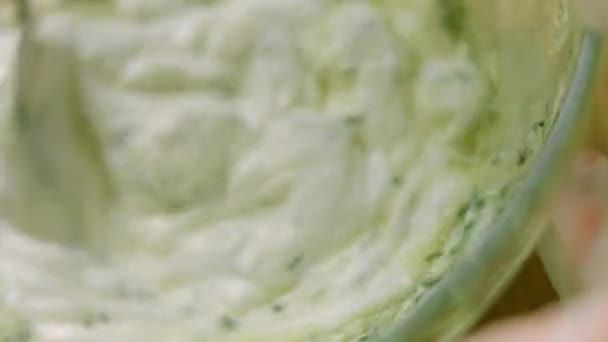 Mix the yogurt sauce ingredients with a teaspoon. Macro shooting — Stock Video