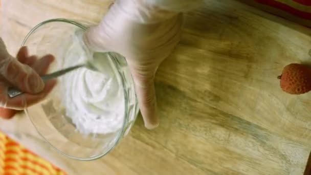 Mezcle los ingredientes de la salsa de yogur con una cucharadita — Vídeos de Stock