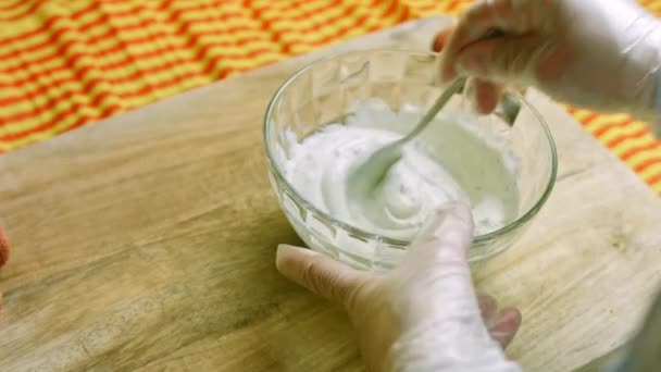 Ανακατέψτε τα συστατικά σάλτσα γιαούρτι με ένα κουταλάκι του γλυκού — Αρχείο Βίντεο