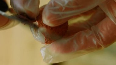 Litchi 'nin kabuğunu kaldırıyorum. Makro çekim