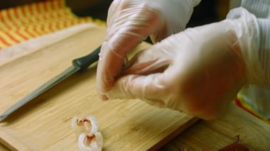 Kabuğu litchi 'den çıkarıyorum.