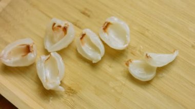 Litche meyvesini parçalara ayır. Makro çekim