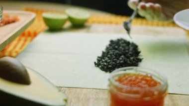 Ispanaklı tortillanın üzerine siyah pirinç koydum.