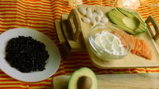Ингредиенты для суши-буррито. Сочетание мексиканской кухни и японской кухни — стоковое видео