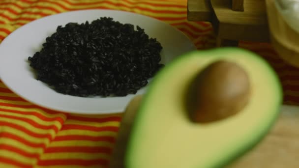 초밥 부리토를 위한 재료. 통밀 가루를 녹인 밥 — 비디오
