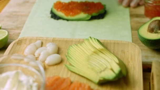 Ich lege ein Litschi auf die Sushi-Burritos — Stockvideo