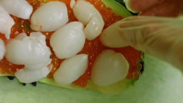 Suşi burritolarına litchi koydum. Makro çekim — Stok video