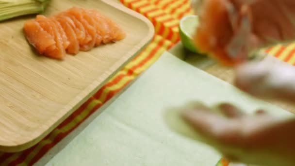 Eu coloquei os pedaços de peixe vermelho em sushi burritos — Vídeo de Stock