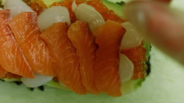 Ik heb de stukjes rode vis in sushi burritos gedaan. — Stockvideo