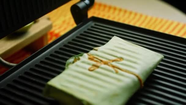 Cocino burritos de sushi en la parrilla — Vídeo de stock