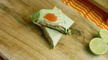 Suşi ve burrito karışımı. Litchi ağızda kalan tat için de kullanılır.