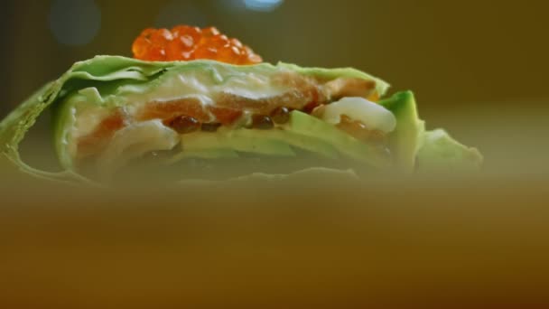Połączenie sushi i burrito. Litchi jest również stosowany w posmaku — Wideo stockowe