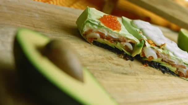 Kombination aus Sushi und Burritos. Litschi wird auch für den Nachgeschmack verwendet — Stockvideo