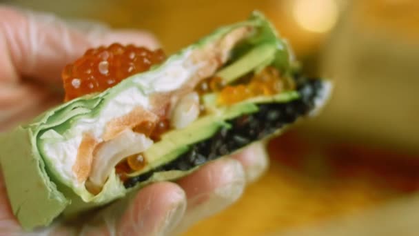 Szusi és burrito keveréke. A licsit utóízként is alkalmazzák. — Stock videók