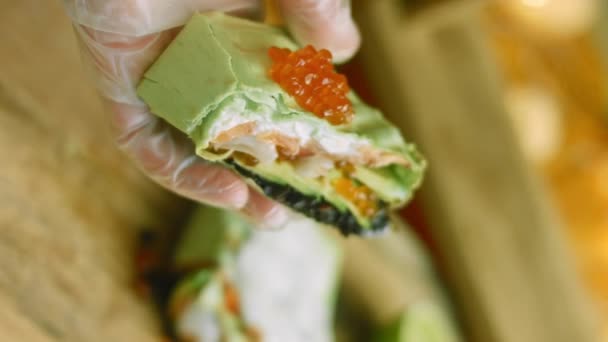 Combinação de sushi e burritos. Litchi também é usado para sabor — Vídeo de Stock