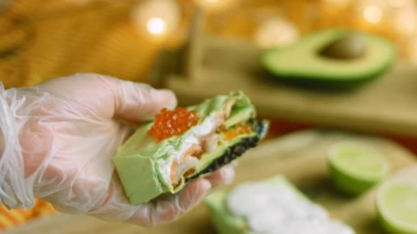 Combinación de sushi y burritos. Litchi también se utiliza para el regusto — Vídeos de Stock