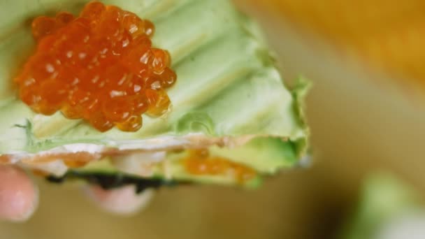 Połączenie sushi i burrito. Litchi jest również stosowany w posmaku — Wideo stockowe
