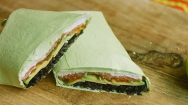 Suşi ve burrito karışımı. Litchi ağızda kalan tat için de kullanılır.