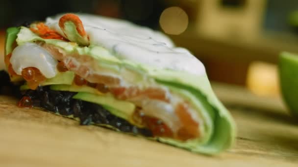 Połączenie sushi i burrito. Litchi jest również stosowany w posmaku — Wideo stockowe