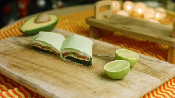 Combinaison de sushi et burritos. Litchi est également utilisé pour l'arrière-goût — Video