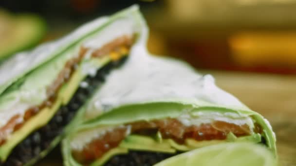 Kombination aus Sushi und Burritos. Litschi wird auch für den Nachgeschmack verwendet — Stockvideo