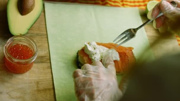 Pun queso crema los burritos de sushi — Vídeo de stock