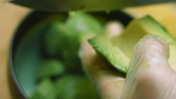 Tagliare l'avocado in più pezzi. Macro tiro — Video Stock