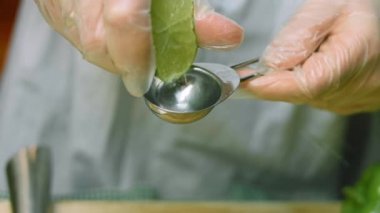 Limon suyunu çay kaşığına boşalt. Makro çekim